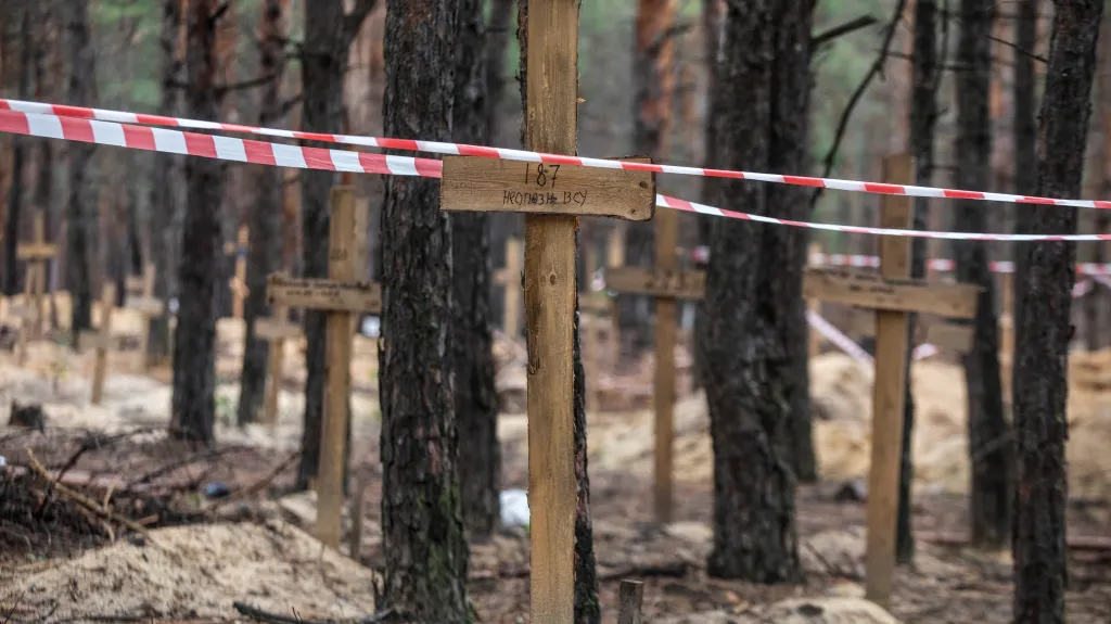 Provizorní hroby nalezené v ukrajinském Izjumu v polovině září
