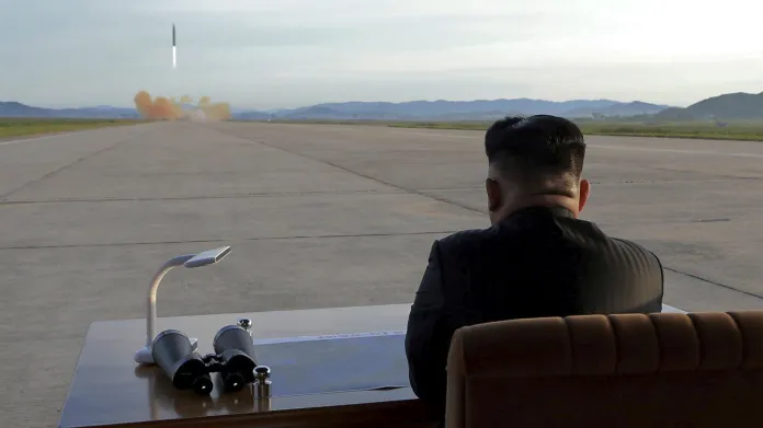 Severokorejský vůdce Kim Čong-un sleduje z povzdálí test balistické střely Hwasong-12. Americký prezident Donald Trump pohrozil na půdě OSN „zničením“ Severní Koreje. Diktátor reagoval zostřením propagandistického slovníku a označením Trumpa „choromyslným senilem“.