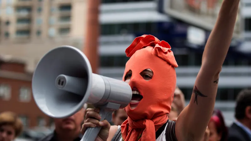 Demonstrace na podporu Pussy Riot před ruským konzulátem v Torontu