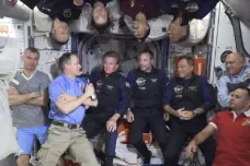 Vesmírní turisté uvízli na ISS. Kvůli počasí museli odložit návrat