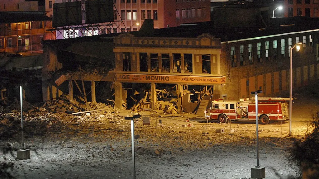 Poškozená budova v centru Springfieldu v Massachusetts
