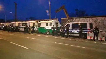 Stavaři začali pod dohledem policie rozebírat Berlínskou zeď