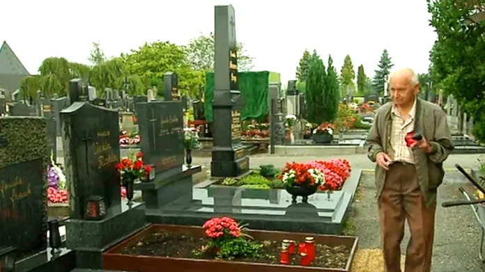 Karel Smolka na hrobu svého otce v rakouském Gmündu