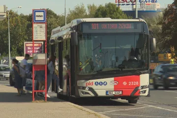 Praha i okolí na znamení. ROPID to plánuje u všech autobusových zastávek