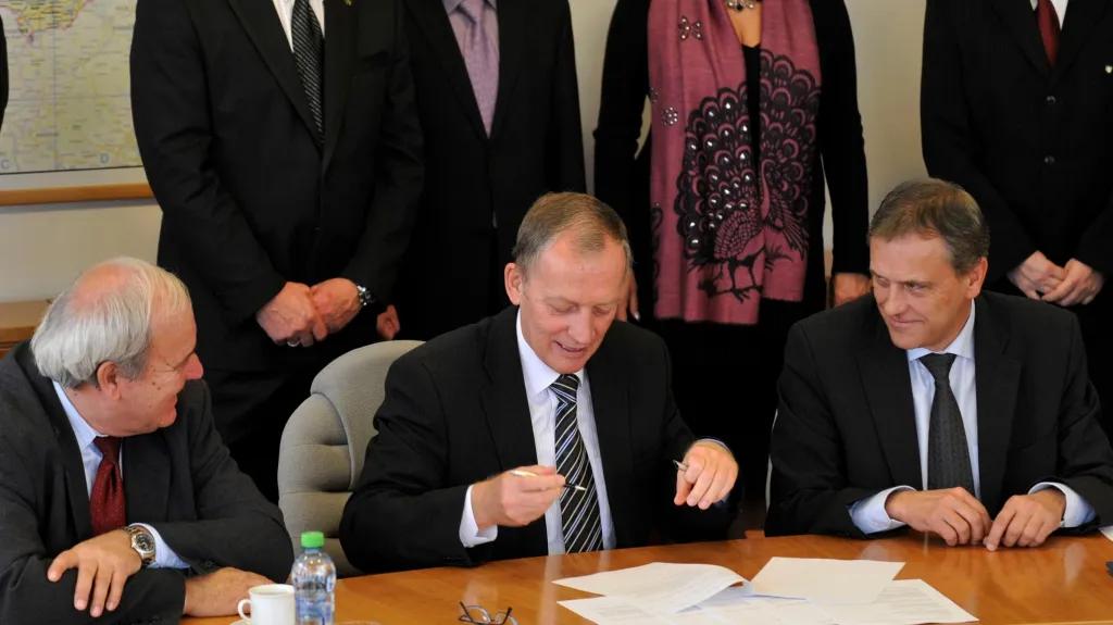 ČSSD a KSČM podepsali v Olomouckém kraji koaliční smlouvu
