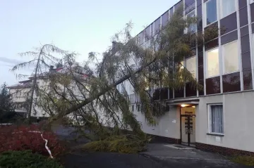 Víkendovému lyžování počasí popřeje. Kdo se ale na horách zdrží, bude bojovat se zvlášť prudkým větrem