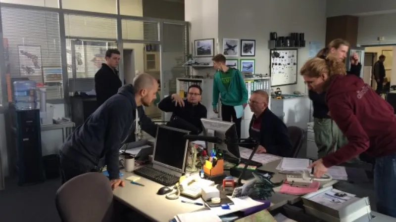 Štáb se chystá na natáčení dalšího obrazu, poručík Sršeň zase na svůj životní výslech.