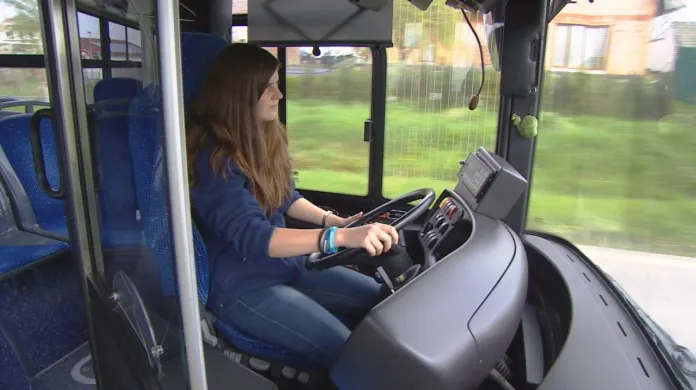 Řízením autobusu si přivydělává i 22letá Pavlína Hulíková