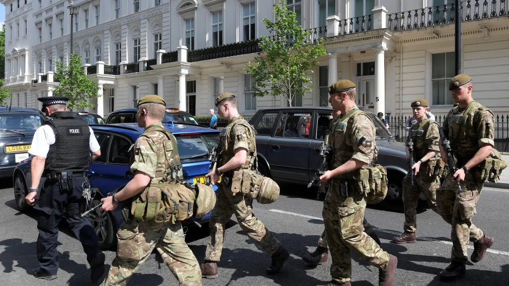 Vojáci v ulicích Londýna