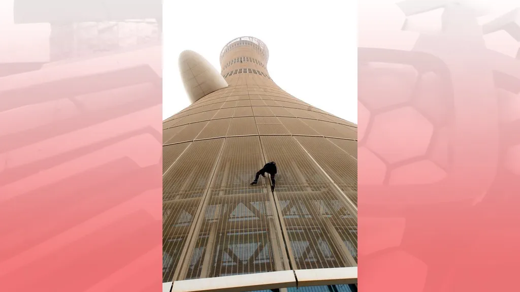 Pavoučí muž na věži v Dauhá