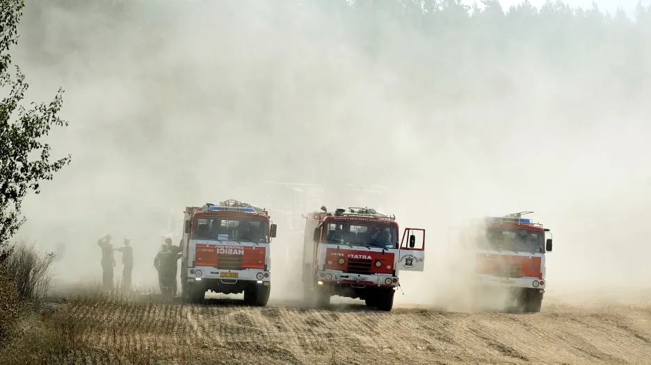 Hasiči zasahují u hořícího lesa na Rakovnicku