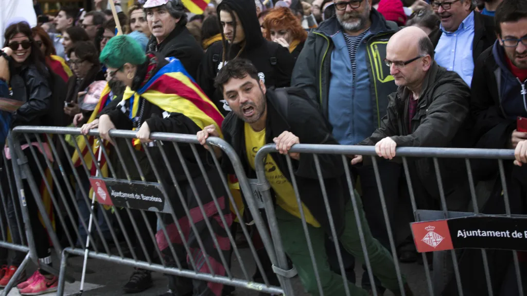 Demonstranti před katalánským parlamentem