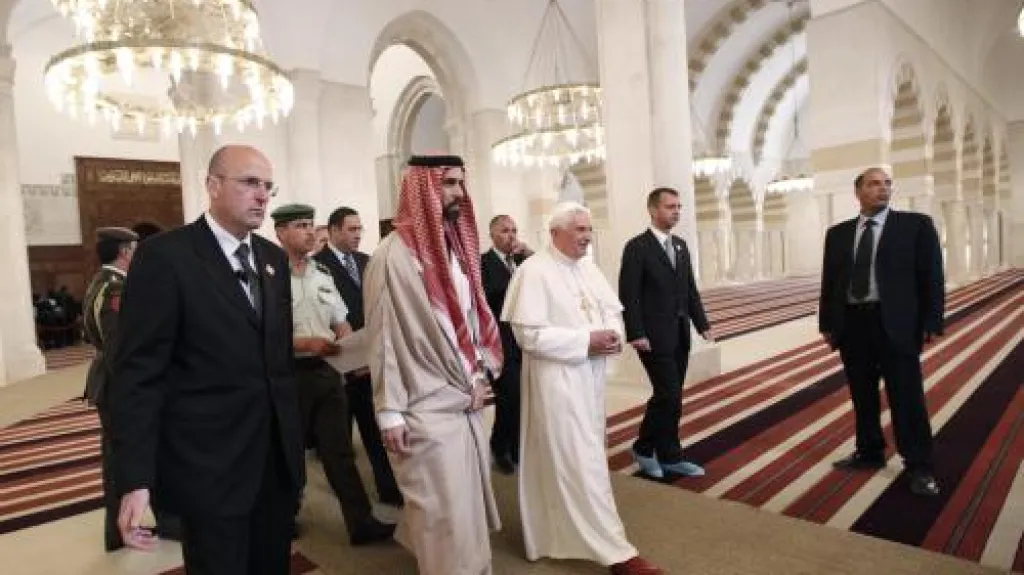 Benedikt XVI. v jordánské mešitě