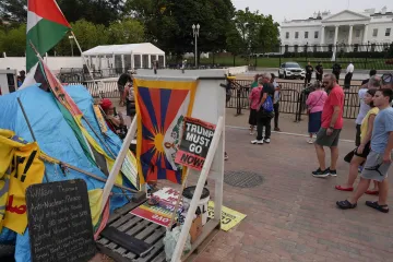 Přes čtyřicet let trvající mírovou akci před Bílým domem narušil Trumpův příkaz