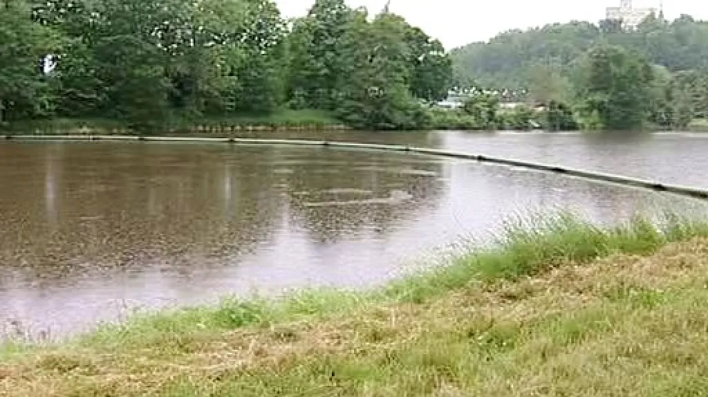 Hasiči likvidují únik oleje do Vltavy