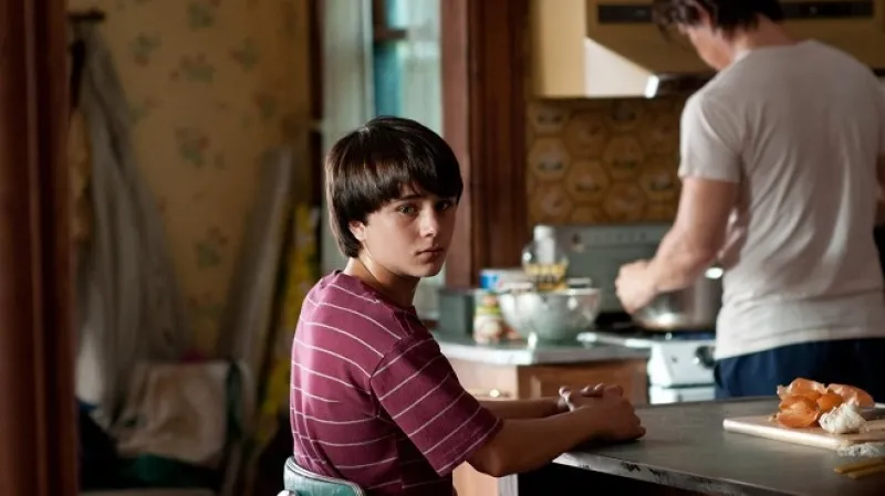 Prodloužený víkend / Labor Day - USA, 2013, 111 min. Režie: Jason Reitman. Na snímku Gattlin Griffith, Josh Brolin.