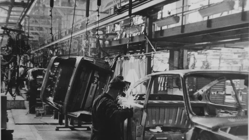 Sváření skeletu Škody 110 R Coupé v nové svářovně. Konec 70. let.