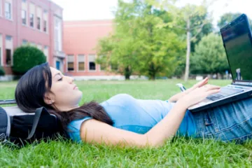 Čerství absolventi škol a sociální dávky