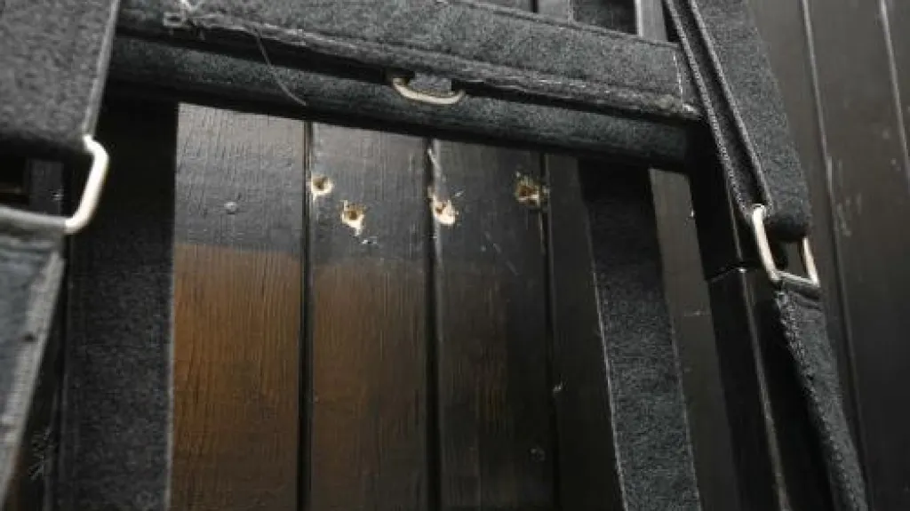 Stopy po kulkách na křesle smrti