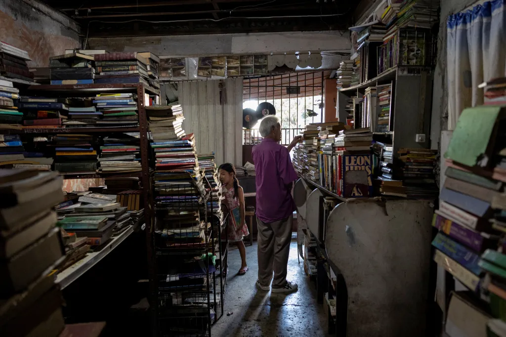 Knihovnu pojmenoval „Reading Club 2000“, ta obsahuje tisíce knih z druhé ruky