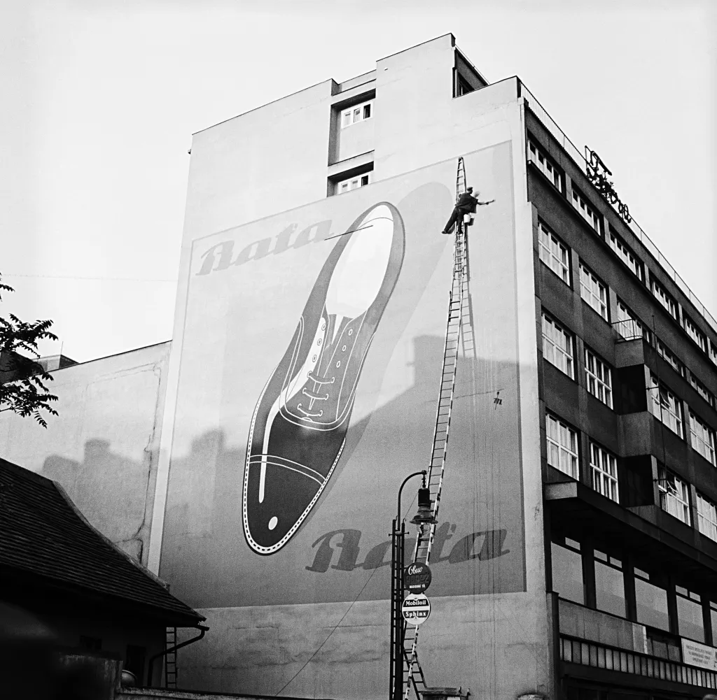 Firma Baťa reagovala jako jedna z prvních na novou formu reklamy a nechala se inspirovat avantgardou 20. a 30. let minulého století. Obří plakáty v podobě maleb na stěnu zaručovaly úspěšnou reklamu, kterou nebylo možné přehlédnout