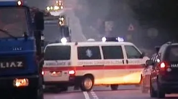 Sanitka přijíždí pro raněné po nehodě