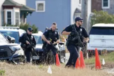 Americká policie nadále pátrá po podezřelém ze střelby v Lewistonu. Do akce se zapojili i potápěči