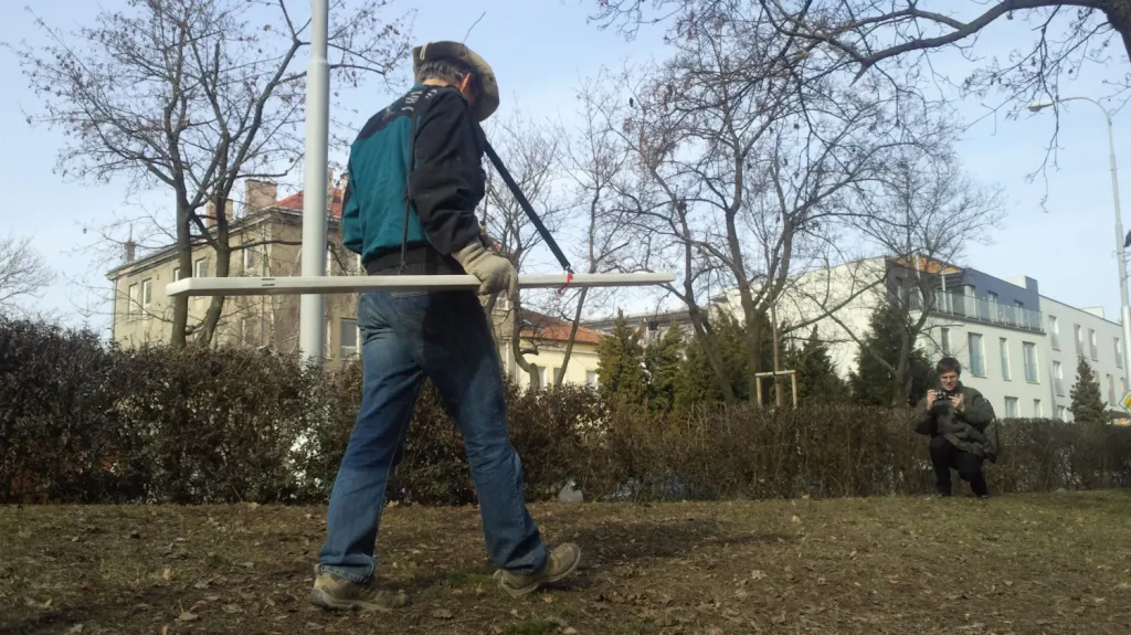 Pracovník odborné firmy zkoumá, kde jsou hroby rudoarmějců