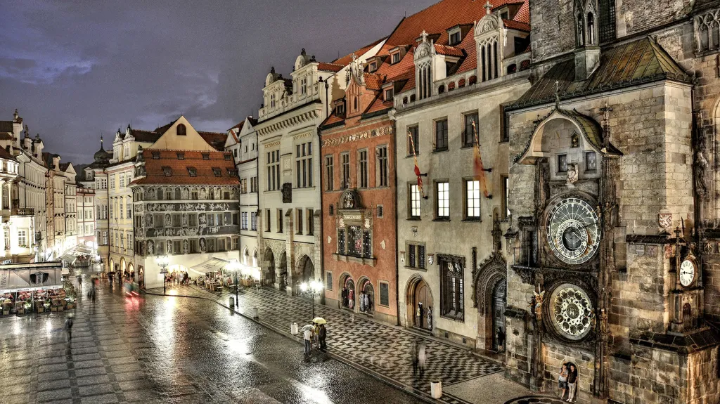 Večerní pohled na Staroměstskou radnici a prostranství před orlojem