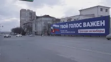 Banner poutající na nelegálně uspořádané volby v okupovaných částech Ukrajiny