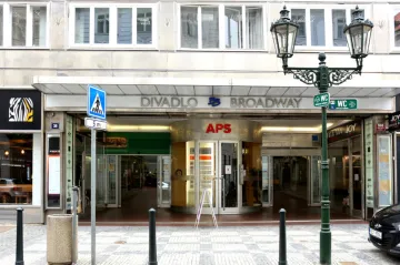 Palác Broadway se státu podařilo prodat za 878 milionů. Na devátý pokus