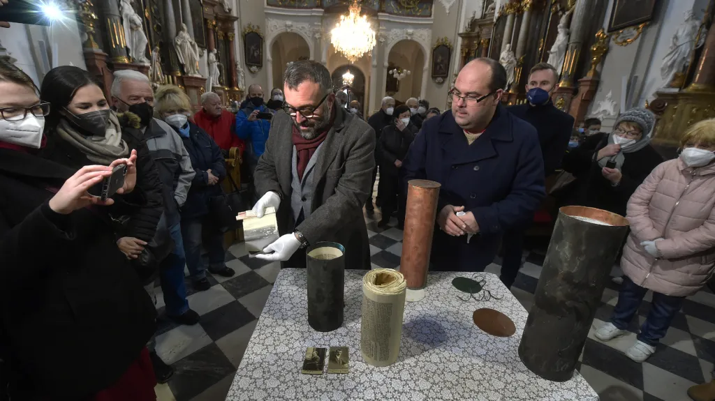 Ve Frýdku-Místku 7. prosince 2021 zahájili opravu kostela sv. Jana a Pavla. Při té příležitosti byly z věže do prostor kostela sneseny dvě schránky se vzkazy předků
