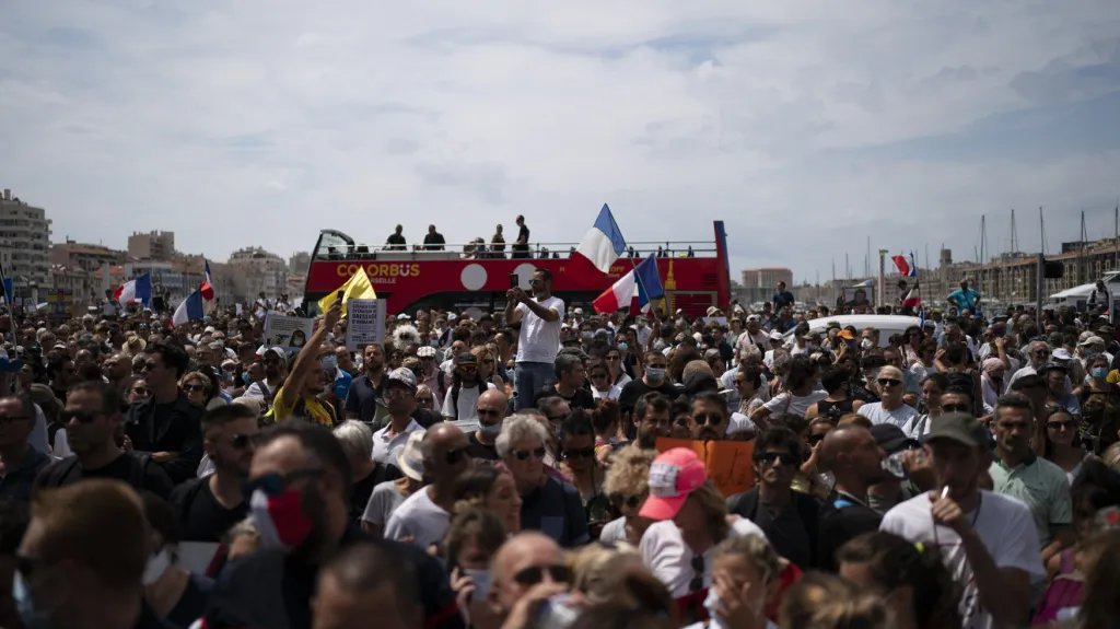 Demonstranti v Marseille protestují proti vládním opatřením