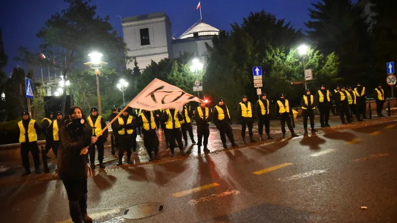 Policisté hlídkují před polským Sejmem během jednoho z prosincových protestů
