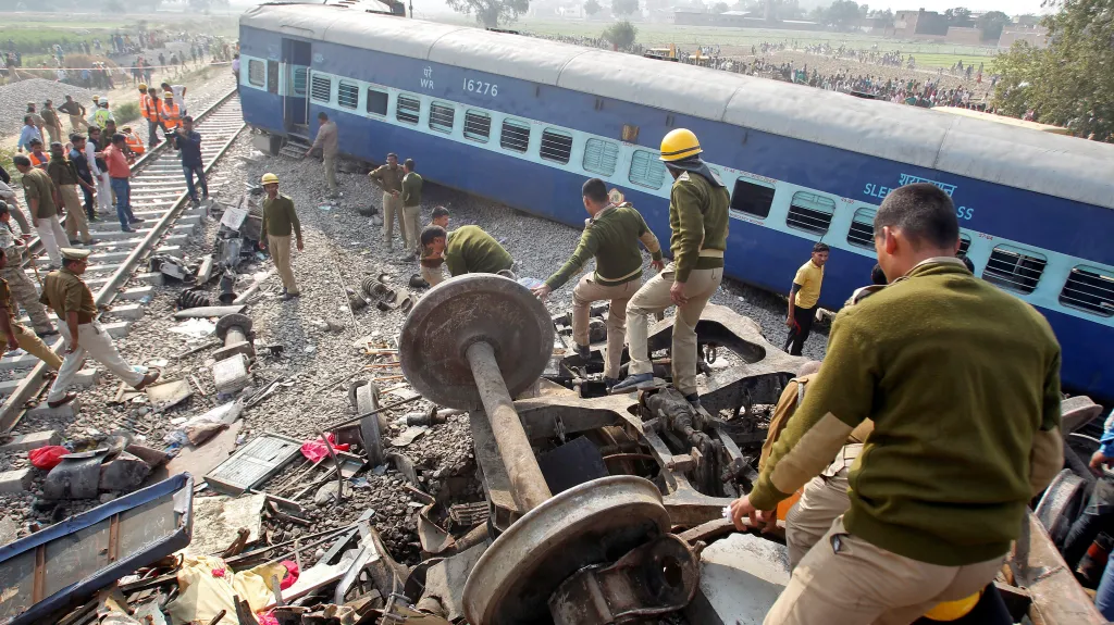 Železniční neštěstí v Indii si vyžádalo přes sto mrtvých