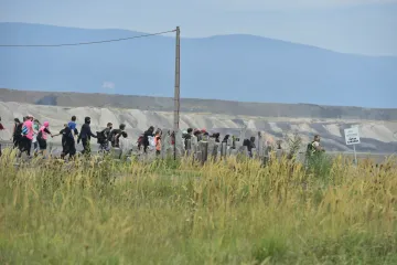 Ekologičtí aktivisté pronikli do lomu Vršany u Mostu. Policie zadržela 115 lidí
