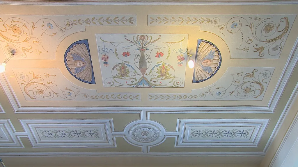 Muchova freska na radnici v Hrušovanech nad Jevišovkou