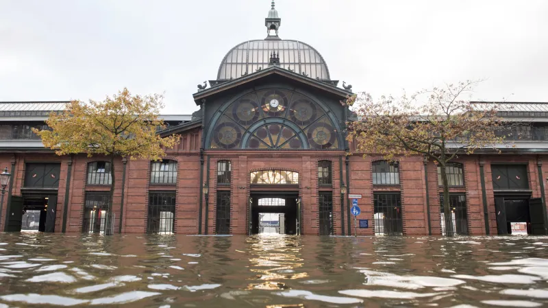 Zaplavené náměstí před hamburským rybím trhem