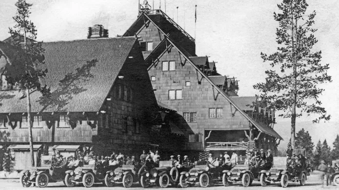 Turisté před hotelem Old Faithful Inn v Yellowstonském národním parku (1926)