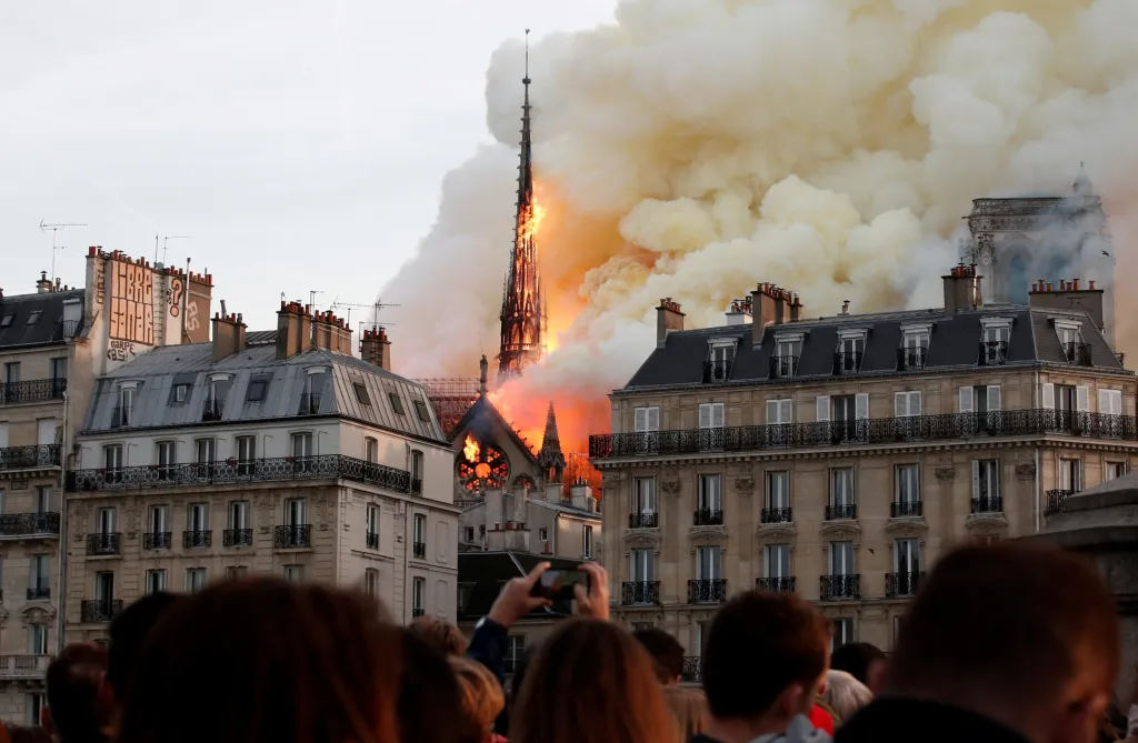 Rok 2019 byl nešťastný pro jednu z největších památek, které kdy byly postaveny ve Francii. Pařížská katedrála Notre-Dame se vznítila 15. dubna 2019
