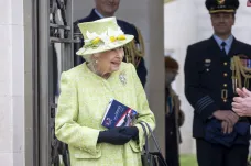 Britské královně Alžbětě je pětadevadesát. Slaví s rodinou a bez velké pompy