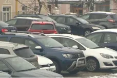 Řidiči v Jihlavě se snaží parkovat, kde se dá, hlavně zadarmo. Město chystá změny