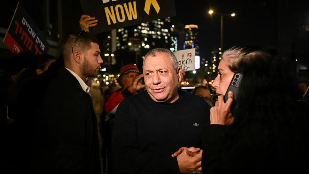 Izraelský ministr bez portfeje Gadi Eisenkot (uprostřed) během demonstrace