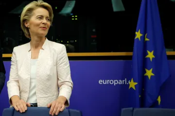 Většina českých europoslanců von der Leyenovou podporuje. Někteří politici kritizují vyjednávání V4