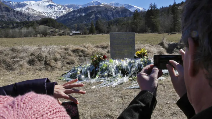Květiny u pomníku obětem leteckého neštěstí