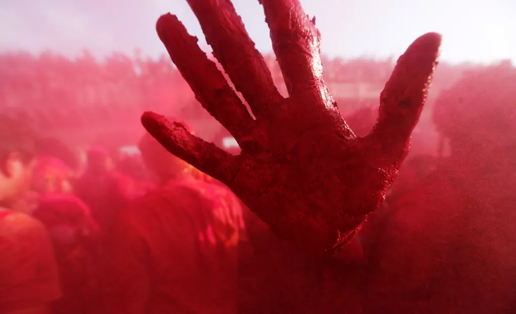 Oslava hinduistického svátku barev Hólí v indické vesnici Nandgaon