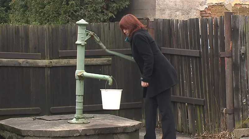 I starostka Březové musí pro vodu k pumpě