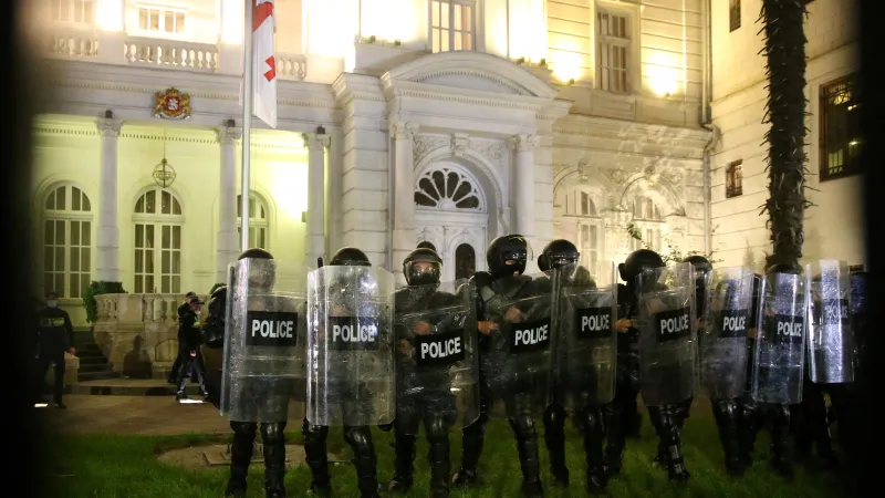 Policisté střeží prezidentský palác v Tbilisi před demonstranty (4. října 2025)