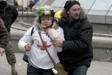 Smrti unikla o vlásek. Mladá Ukrajinka se stala symbolem revoluce