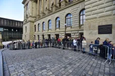 I po měsíci se před Národním muzeem stojí fronty. Lidé často čekají až několik hodin